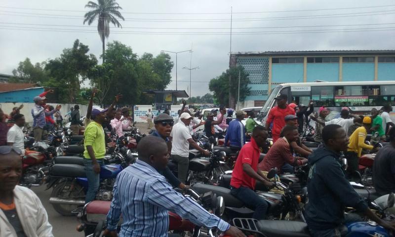 Haut-Katanga : manifestation de colère des militants de l’UDPS à Kasumbalesa contre la mort d’un de leurs dans une altercation entre policiers et taxis-motos