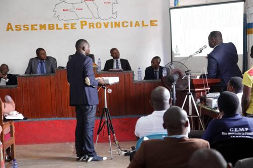 Maï-Ndombe : le gouverneur Paul Mputu appelé à s’expliquer sur la gestion financière de la province